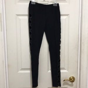 Black intertwined leggings